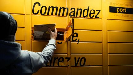 Un homme retire un colis envoyé par Amazon, le 8 janvier 2022 à Perpignan (Pyrénées-Orientales). (ARNAUD LE VU / HANS LUCAS / AFP)