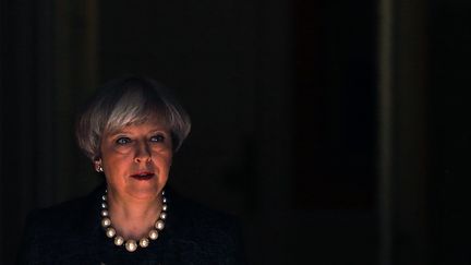 Theresa May quittant le 10, Downing Street, résidence des Premiers ministres britanniques à Londres, le 25 mai 2017. (DANIEL LEAL-OLIVAS / AFP)