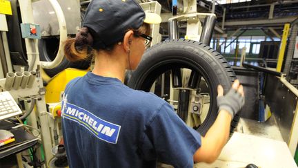 Une salari&eacute;e de l'usine Michelin de Cholet (Maine-et-Loire), le 17 septembre 2009. (FR&Eacute;D&Eacute;RIC GIROU / PHOTOPQR / OUEST FRANCE / MAXPPP)