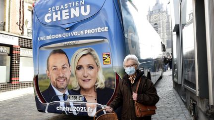 Le bus de campagne de Sébastien Chenu, tête de liste RN pour les élections régionales dans les Hauts-de-France, à Avesnes-sur-Helpe, le 9 avril 2021. (FRANCOIS LO PRESTI / AFP)