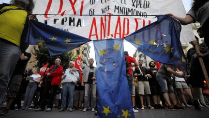 Des manifestants anti-Union europ&eacute;enne &agrave; Thessalonique (Gr&egrave;ce), le 1er juillet 2015. (ALEXANDROS AVRAMIDIS / REUTERS)