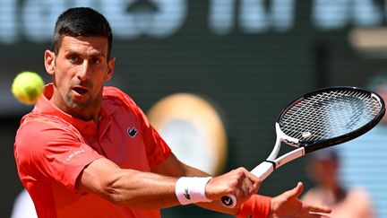 Le Serbe Novak Djokovic lors de son huitième de finale contre Juan Pablo Varillas à Roland-Garros, le 4 juin 2023. (EMMANUEL DUNAND / AFP)