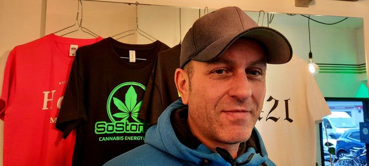 Patrick, un Allemand de 48 ans qui tient une boutique de CBD à Munich (Allemagne). (BENJAMIN ILLY / FRANCE-INFO)