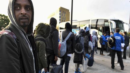 Des migrants sont évacués du camp du Millénaire, à Paris, le 30 mai 2018. (GERARD JULIEN / AFP)