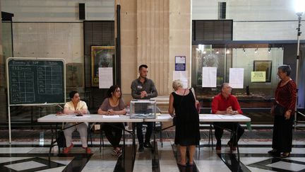 Les assesseurs accueillent les électeurs à Marseille pour le premier tour des élections législatives, le 11 juin 2017. (MAXPPP)