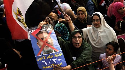 Des opposantes &agrave; Mohamed Morsi et aux Fr&egrave;res musulmans manifestent devant le palais pr&eacute;sidentiel, au Caire (Egypte), le 2 juillet 2013. (GIANLUIGI GUERCIA / AFP)