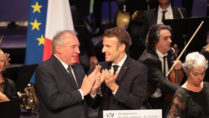 Emmanuel Macron ( à droite) et François Bayrou lors de l'inauguration de la salle de spectacle du Forail à Pau, le 30 septembre 2022. (JPGIONNET / MAXPPP)