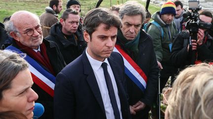 Le Premier ministre Gabriel Attal s'entretient avec des agriculteurs lors d'une visite dans une ferme à Parcay-Meslay, près de Tours, le 28 janvier 2024. (ALAIN JOCARD / AFP)