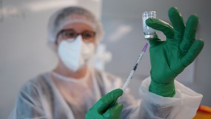 Une soignante prépare une dose de vaccin Moderna contre le Covid-19 dans un centre de vaccination à Berlin, le 19 mai 2021. (JORG CARSTENSEN / DPA / AFP)