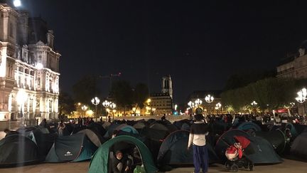 Une centaine de familles de migrants ont installé leurs tentes dans la nuit du 31 août au 1er septembre 2020,&nbsp;sur le parvis de&nbsp;l'Hôtel de ville de Paris.&nbsp; (UTOPIA 56)