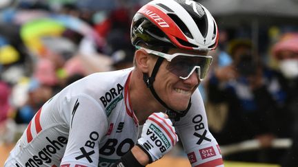 Patrick Konrad serre le poing à l'arrivée de la 16e étape du Tour de France, le 13 juillet 2021. (PHILIPPE LOPEZ / AFP)