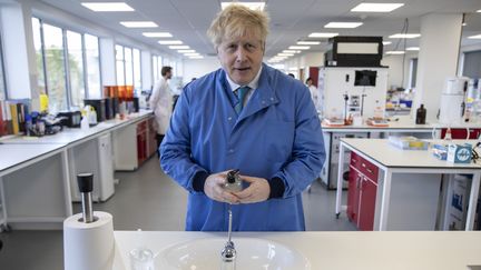 Le Premier ministre britannique Boris Johnson, visite un laboratoire, à Londres, le 6 mars 2020. (JACK HILL / AFP)