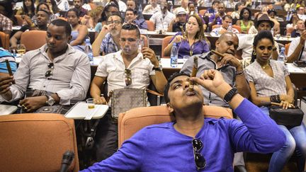 Des fumeurs de cigares participent au concours de la plus longue cendre lors du festival&nbsp;du habano &agrave; La Havane (Cuba), le 27 f&eacute;vrier 2014. (ADALBERTO ROQUE / AFP)