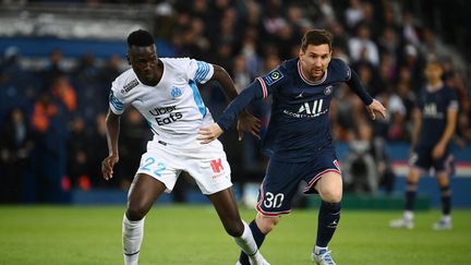 Pape Gueye (OM) face à Lionel Messi (PSG), dimanche soir au Parc des Princes. (FRANCK FIFE / AFP)