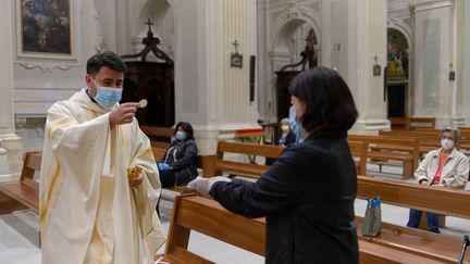 Une messe à&nbsp;Carolei, en Italie, le 18 mai 2020.&nbsp; (Andrea Pirri / NurPhoto / NurPhoto via AFP)