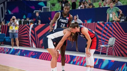 La déception des Françaises Marine Fauthoux, Romane Bernies et Mamignan Touré lors de la demi-finale de l'Eurobasket contre la Belgique, à Ljubljana (Slovénie), le 24 juin 2023. (FIBA)