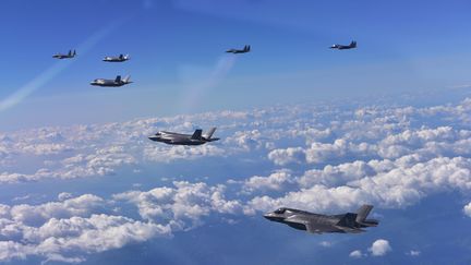 Des F-35B en vol au dessus de la Corée du Sud, le 31 août 2017.&nbsp; (SOUTH KOREAN DEFENCE MINISTRY / AFP)