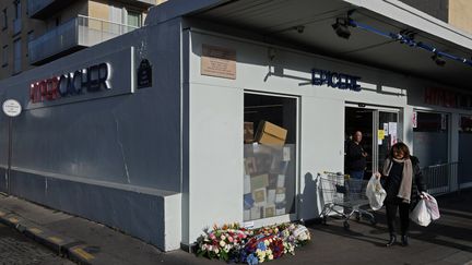 Un hommage est organisé à Paris par le Conseil représentatif des institutions juives de France (CRIF), lundi 9 janvier, devant l'Hyper Cacher de la porte de Vincennes (CHRISTOPHE ARCHAMBAULT / AFP)