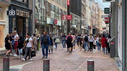 Le centre ville d'Amsterdam, aux Pays-Bas, le 26 juin 2021.&nbsp; (ABDULLAH ASIRAN / ANADOLU AGENCY / AFP)