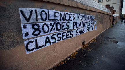 Un mur à Toulouse (Haute-Garonne) où est inscrit "Violence conjugale : 80% de toutes les plaintes sont abandonnées par la police ou la justice", le 23 novembre 2019 (photo d'illustration). (ALAIN PITTON / NURPHOTO)