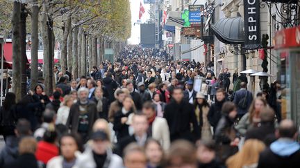 Certains magasins des Champs-Elys&eacute;es, &agrave; Paris, sont autoris&eacute;s &agrave; ouvrir le dimanche.&nbsp; (ANTOINE ANTONIOL / GETTY IMAGES)