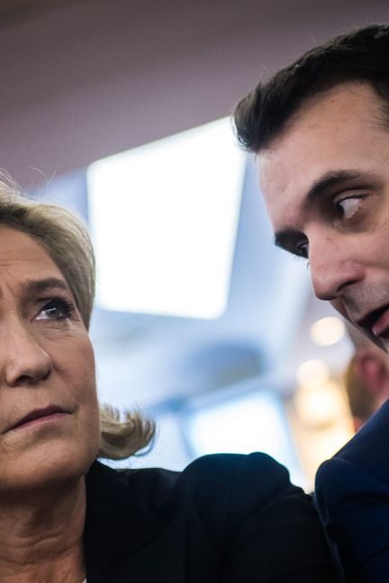 La présidente du FN, Marine Le Pen et Florian Philippot, lors d'une convention du parti sur l'industrie et l'entreprise à Paris, le 5 janvier 2017. (MAXPPP)