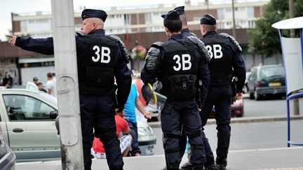 Des policiers patrouillent dans les rues d'Amiens (Somme), le 16 ao&ucirc;t 2012, apr&egrave;s les violents heurts dans les quartiers d'Amiens-Nord. (PHILIPPE HUGUEN / AFP)