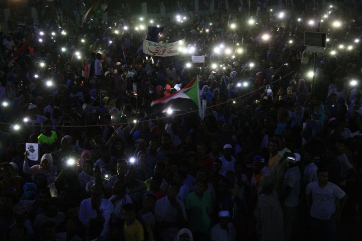 Des manifestants se sont réunis dans le nord de Khartoum, pour pleurer la mort des personnes tués le 3 juin. (EBRAHIM HAMID / AFP)