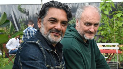 Steph et Paulo, du groupe "Les Négresses Vertes", sont les invités du Monde d'Elodie. (FRED TANNEAU / AFP)