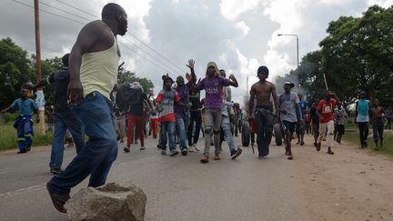 Après l'annonce surprise de la multiplication par deux et demi du prix de l'essence,&nbsp;des centaines de Zimbabwéens sont descendus dans la rue, ont érigé des barricades avant de faire face à une répression violente menée par les forces de l'ordre (14 janvier 2019). (JEKESAI NJIKIZANA / AFP)