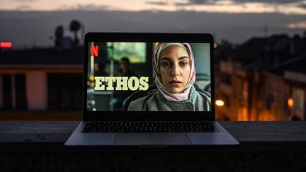 Une affiche de la série "Ethos" sur un ordinateur à Istanbul, le 24 décembre 2020. (OZAN KOSE / AFP)