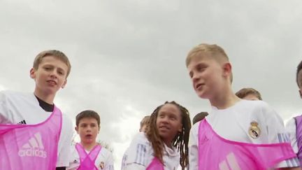 En France, depuis plusieurs années, la fondation du club de football espagnol du Real Madrid organise des stages de football pour les plus jeunes. Reportage à Montgivray, en Indre. (FRANCE 2)