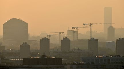 La tour Montparnasse dans une brume de pollution, le 26 juin 2019,&nbsp;à Paris. (MUSTAFA YALCIN / ANADOLU AGENCY / AFP)