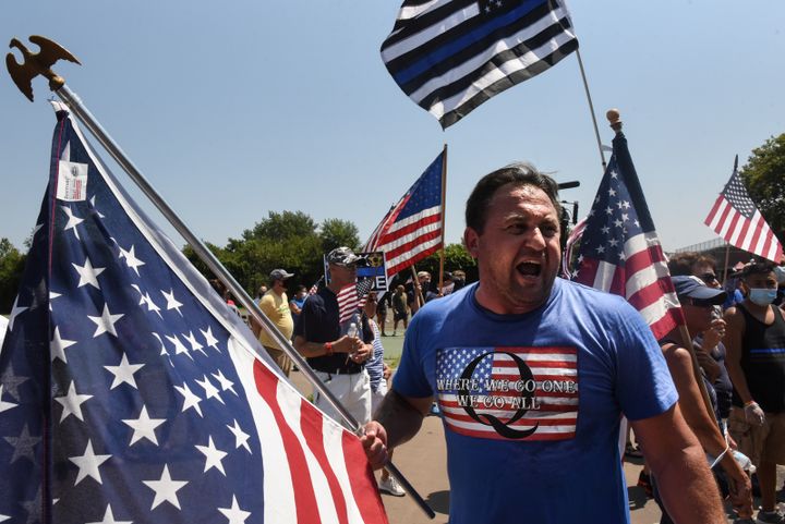 Un adepte de la mouvance QAnon lors d'une manifestation à Brooklyn (New York), le 9&nbsp;août 2020. (STEPHANIE KEITH / REUTERS)