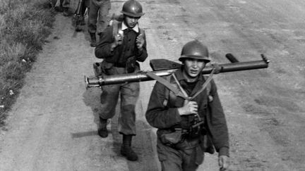 &nbsp; (Jeunes soldats pendant la Seconde Guerre Mondiale)