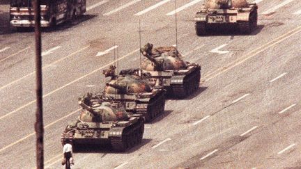 Un homme se tient devant un convoi de tanks place Tiananmen à Pékin (Chine), le 5 juin 1989. (REUTERS)