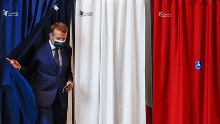 Emmanuel Macron vote aux régionales et aux départementales, le 20 juin 2021, au Touquet (Pas-de-Calais). (CHRISTIAN HARTMANN / AFP)