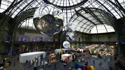 Plusieurs sponsors de la conférence climat participent à l'expositions Solutions COP21, le 4 décembre 2015, au Grand Palais, à Paris. (ALAIN JOCARD / AFP)