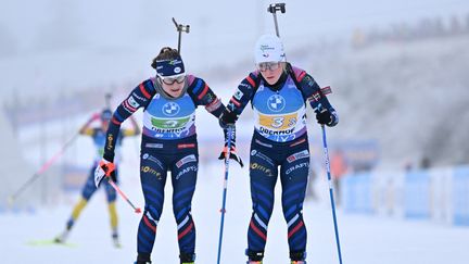 Justine Braisaz-Bouchet et Sophie Chauveau, dimanche 7 janvier, à Oberhof (MARTIN SCHUTT / DPA)