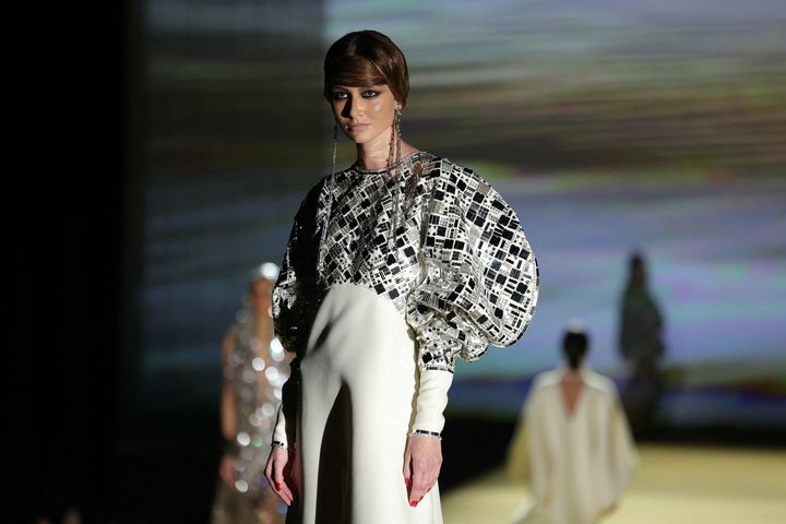 Défilé haute couture printemps-été 2024 de Stéphane Rolland, salle Pleyel à Paris, le 23 janvier 2024. (THOMAS SAMSON / AFP)