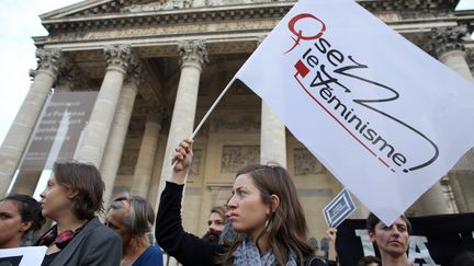 Des militantes f&eacute;ministes lors d'une manifestation devant le Panth&eacute;on,&nbsp;le 26 ao&ucirc;t 2013, afin de r&eacute;clamer l'inhumation de femmes dans le monument. (THOMAS SAMSON / AFP)