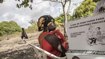 «Ce qu'il faut faire pour empêcher une grossesse précoce, annonce la pancarte, c'est retarder le moment du premier rapport sexuel». Un conseil qui lentement commence à passer. Mais le temps presse. Au rythme actuel de la croissance démographique au Mozambique, la population aura doublé dans un quart de siècle. «Une course contre la montre est engagée», prévient la ministre de la Jeunesse Nyeleti Mondlane.

	  (Gianluigi GUERCIA / AFP)