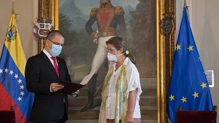 Le ministre des Affaires étrangères du Venezuela&nbsp;Jorge Arreaza donne une lettre à l'ambassadrice de l'Union européenne à Caracas&nbsp;Isabel Brilhante, le 24 février 2021, pour lui signifier son expulsion dans les 72 heures. (YURI CORTEZ / AFP)