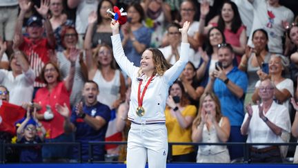 Emeline Pierre avec sa médaille d'or après avoir remporté le 100 m nage libre S10 à Paris La Défense Arena, le 1er septembre 2024 aux Jeux paralympiques de Paris. (MAXPPP)