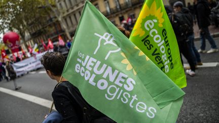 Un drapeau des Jeunes Écologistes, lors d'une manifestation à Paris en 2022. (FREDERIC SCHEIBER / HANS LUCAS)