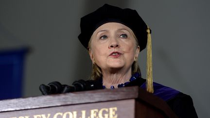 Hillary Clinton lors d'un discours devant les étudiants de l'université de Wellesley (Massachussetts), le 26 mai 2017. (DARREN MCCOLLESTER / GETTY IMAGES NORTH AMERICA / AFP)