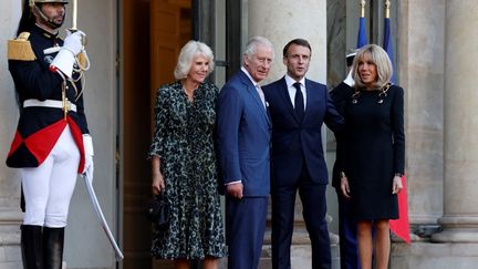 La reine Camilla, le roi Charles III, Emmanuel Macron et Brigitte Macron sur le perron de l'Elysée, à Paris, le 21 septembre 2023. (LUDOVIC MARIN / AFP)