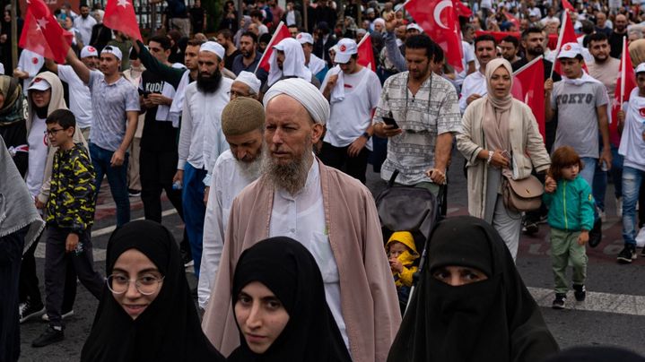 Une manifestation contre les personnes LGBTQ+ à Istanbul, en Turquie, le 18 septembre 2022. (YASIN AKGUL / AFP)