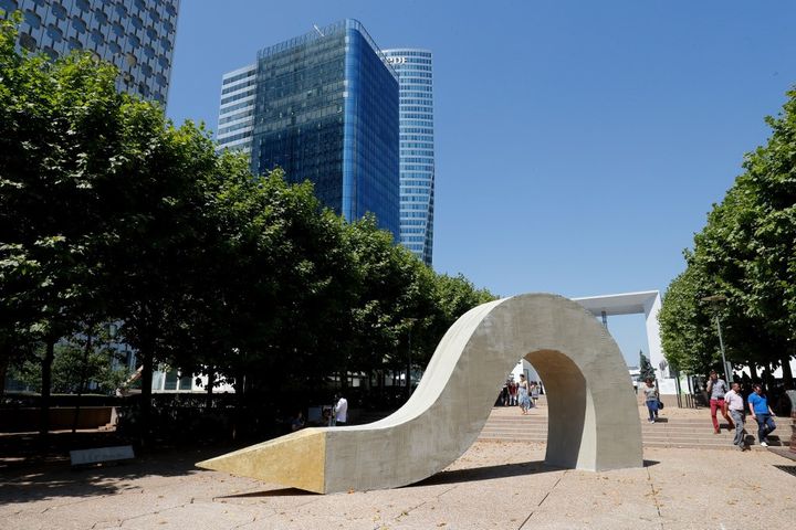 "Meandre" de l'artiste française Elsa Sahal displayed &nbsp;exposé sur l'esplanade de La Défense dans le cadre de la troisième édition de l'exposition d'art contemporain en plein air "Les Extatiques" en juin 2020. (FRANCOIS GUILLOT / AFP)