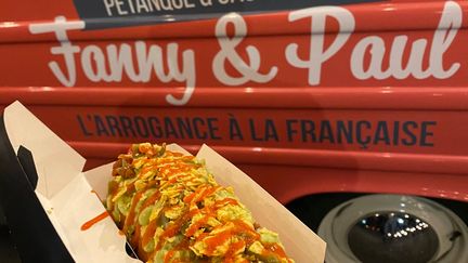 Un hot-dog devant le food truck tenu par Thomas et Laury. (CAPTURE D'ECRAN FACEBOOK)